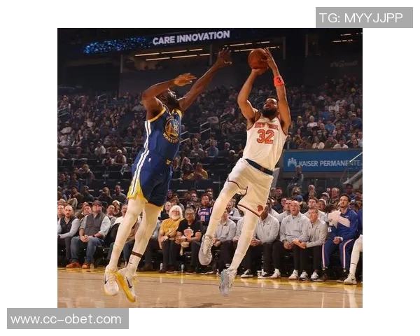 字母哥在勇士禁区如搅拌机般发威半场轻松砍下18分4板3助