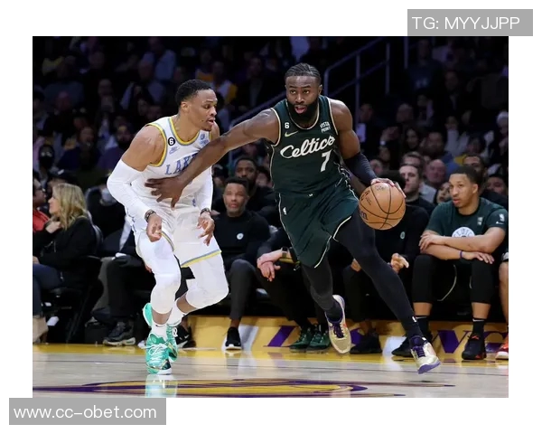 杰伦布朗半场表现回暖17分4板1盖帽次节手感火热独得15分